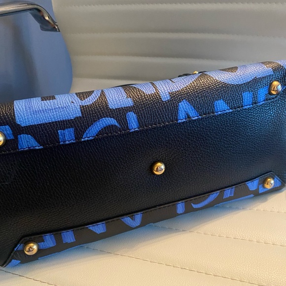 Limited edition Burberry graffiti bag - Picture 5 of 7